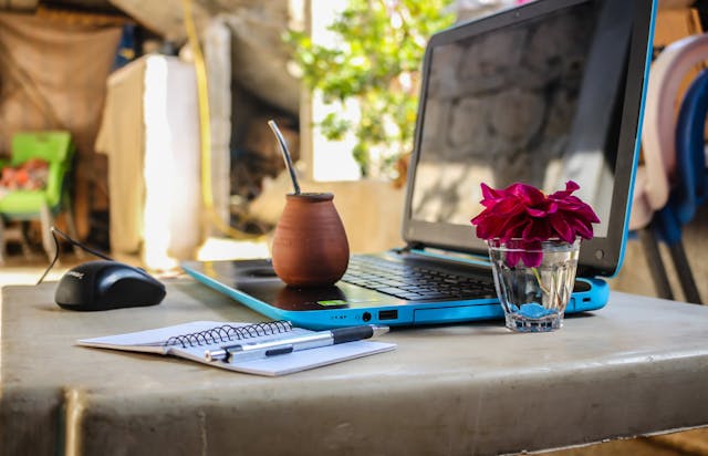 Bookkeepers time management while traveling