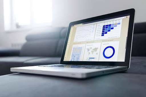 a laptop screen demonstrating reporting with QuickBooks online sync