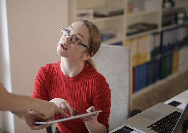 Woman bookkeeper sharing the best bookkeeping software using a tablet