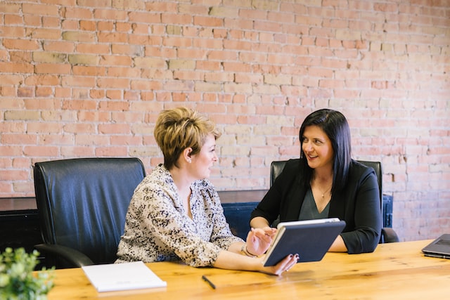 Two ladies at desk learning how to do payroll in quickbooks 