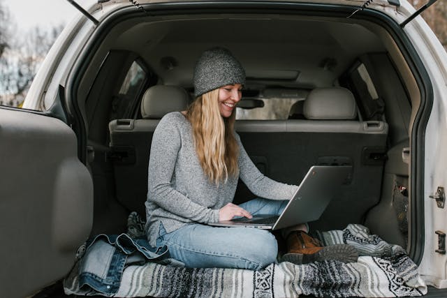 business women sitting in the car using a accountant software